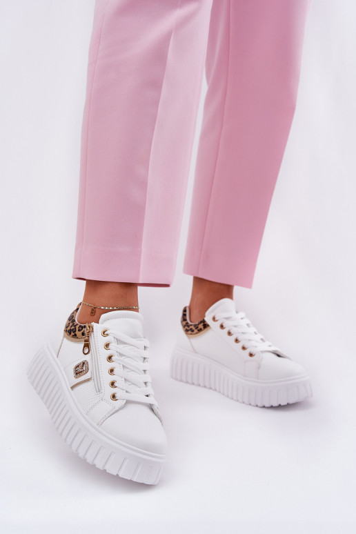 scarpe da ginnastica Femminile con una piattaforma in ecopelle con motivi di pelliccia di leopardo Colore bianco Velionna