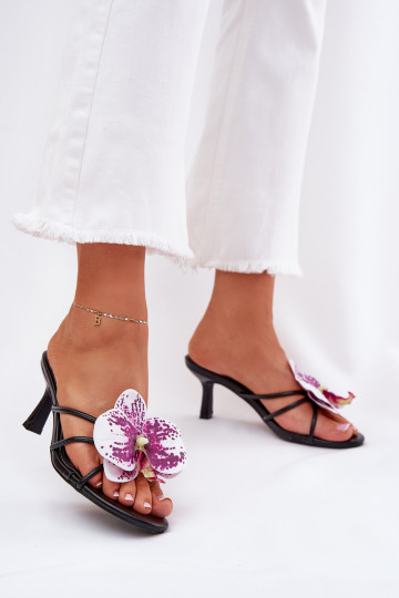 Pantofole da donna con tacchi sottili Ze Sztucznym Un fiore colore nero Reyi