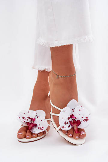Pantofole da donna con tacchi sottili Ze Sztucznym Un fiore Colore bianco Reyi