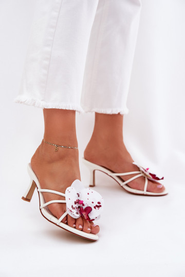 Pantofole da donna con tacchi sottili Ze Sztucznym Un fiore Colore bianco Reyi 2