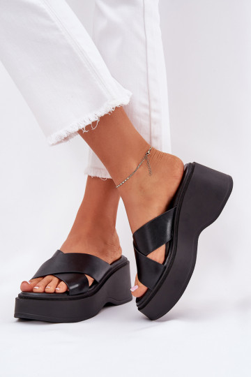 Pantofole da donna con una piattaforma I Koturnie colore nero Nelithraea