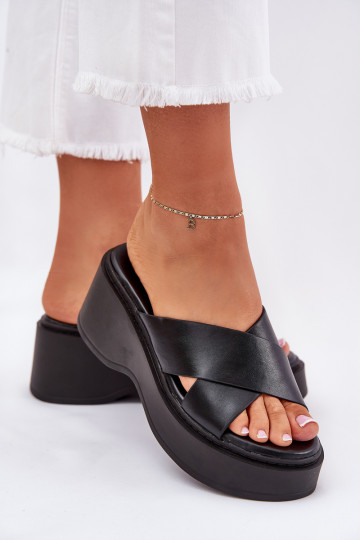 Pantofole da donna con una piattaforma I Koturnie colore nero Nelithraea 2