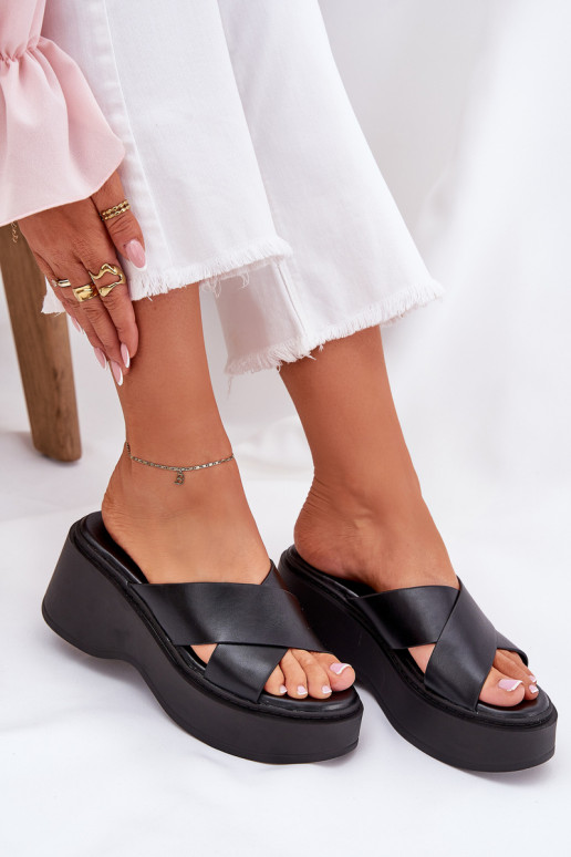 Pantofole da donna con una piattaforma I Koturnie colore nero Nelithraea Pantofole da donna con una piattaforma I Koturnie colore nero Nelithraea