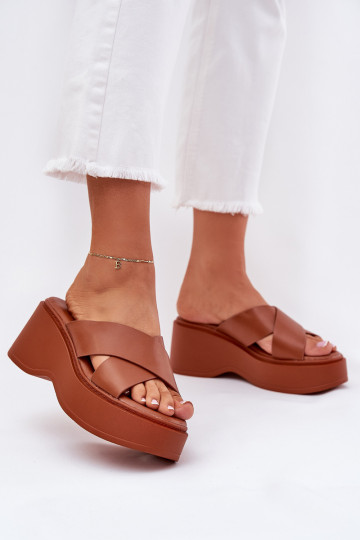 Pantofole da donna con una piattaforma I Koturnie colore marrone Nelithraea 2