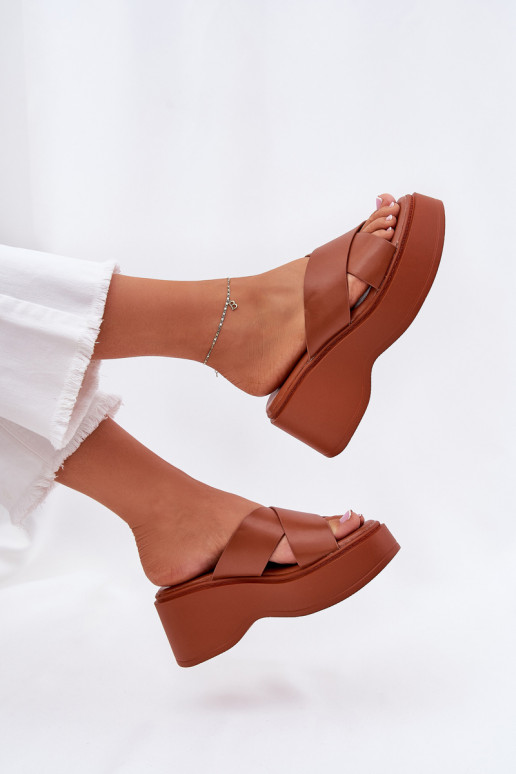 Pantofole da donna con una piattaforma I Koturnie colore marrone Nelithraea