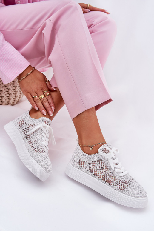 con elementi traforati Scarpe da ginnastica Femminile con una piattaforma Colore bianco Aranelith