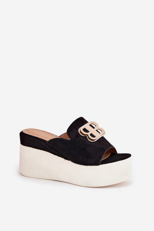 Pantofole con una piattaforma I Koturnie con ornamenti colore nero Tanonea