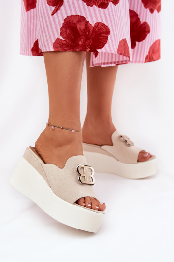 Pantofole con una piattaforma I Koturnie con ornamenti beige Tanonea 2