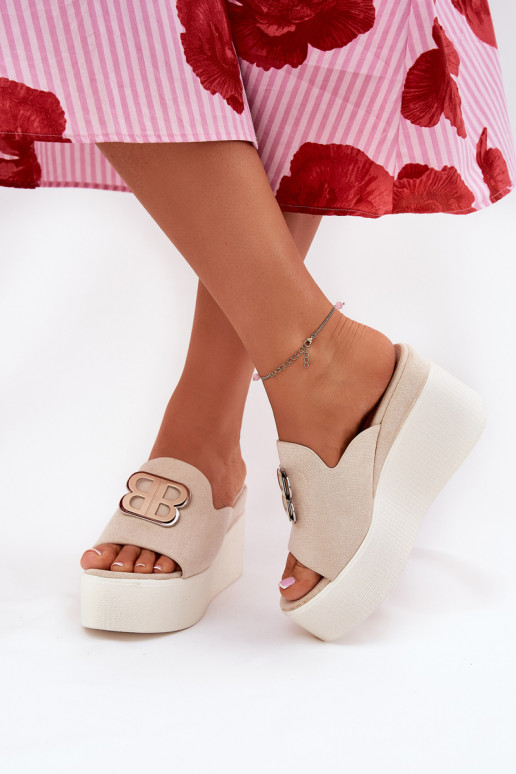 Pantofole con una piattaforma I Koturnie con ornamenti beige Tanonea