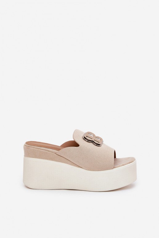 Pantofole con una piattaforma I Koturnie con ornamenti beige Tanonea
