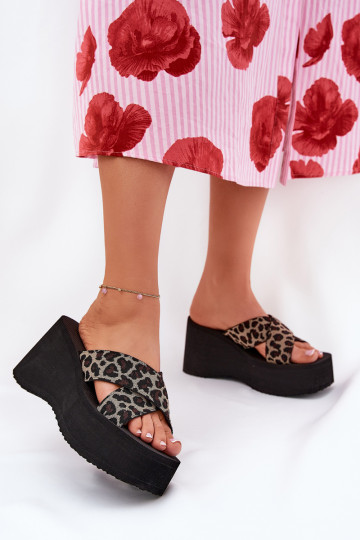 Pantofole da donna Su un cuneo e piattaforma con motivi di pelliccia di leopardo colore nero Sevolee