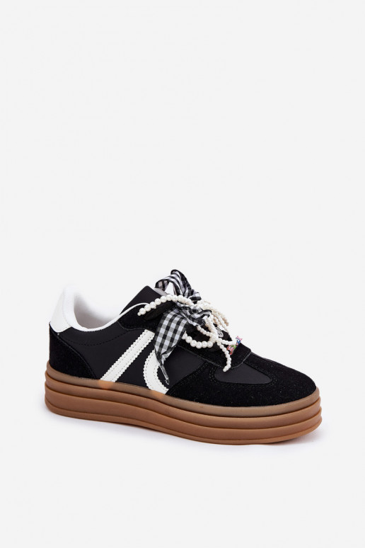 Scarpe modello sneakers Femminile con una piattaforma con bellissimi dettagli colore nero Vinness
