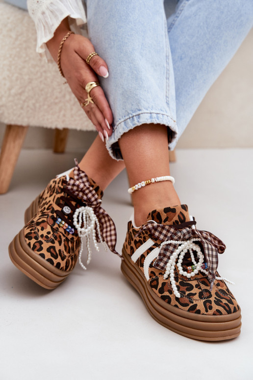 Scarpe modello sneakers Femminile con motivi di pelliccia di leopardo con una piattaforma con bellissimi dettagli colore marrone
