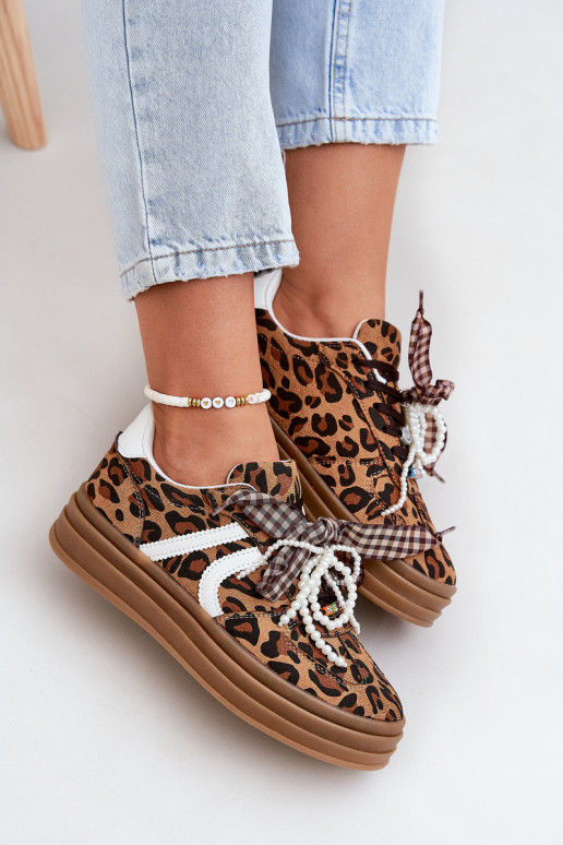 Scarpe modello sneakers Femminile con motivi di pelliccia di leopardo con una piattaforma con bellissimi dettagli colore marrone