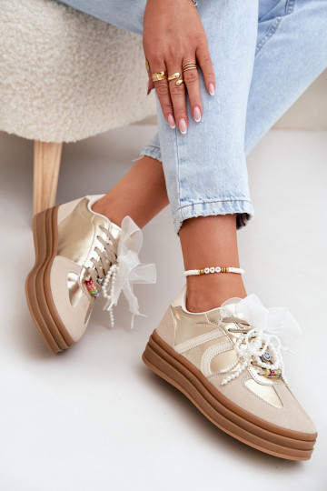 Scarpe modello sneakers Femminile con una piattaforma con bellissimi dettagli beige-colore dorato Vinness