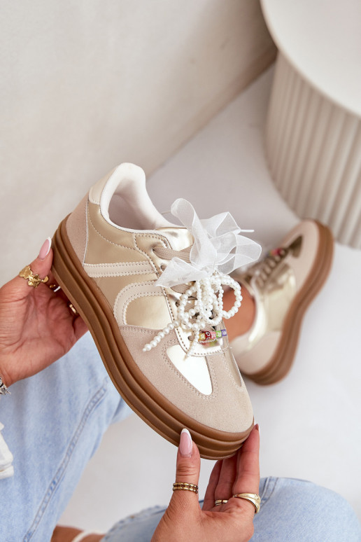 Scarpe modello sneakers Femminile con una piattaforma con bellissimi dettagli beige-colore dorato Vinness