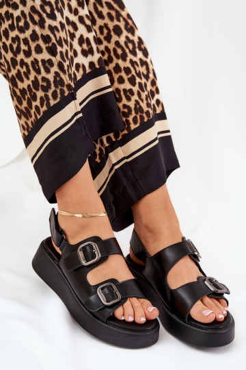 Sandali da donna con una piattaforma I Koturnie con fibbie colore nero Genorre