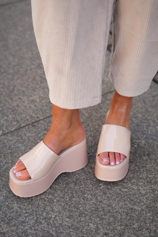 Zoccoli da donna con effetto lucido e piattaforma color sabbia Nellevia