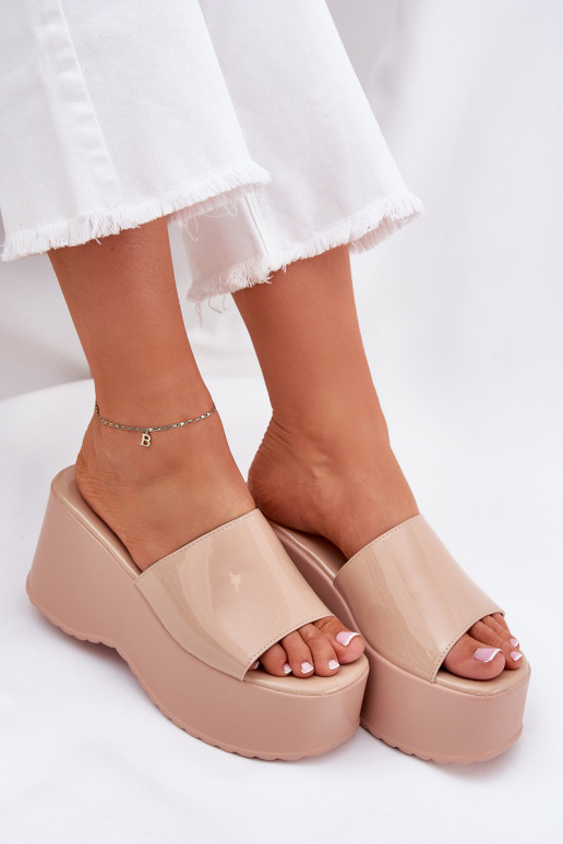 Zoccoli da donna con effetto lucido e piattaforma color sabbia Nellevia