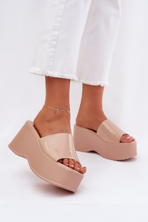 Zoccoli da donna con effetto lucido e piattaforma color sabbia Nellevia