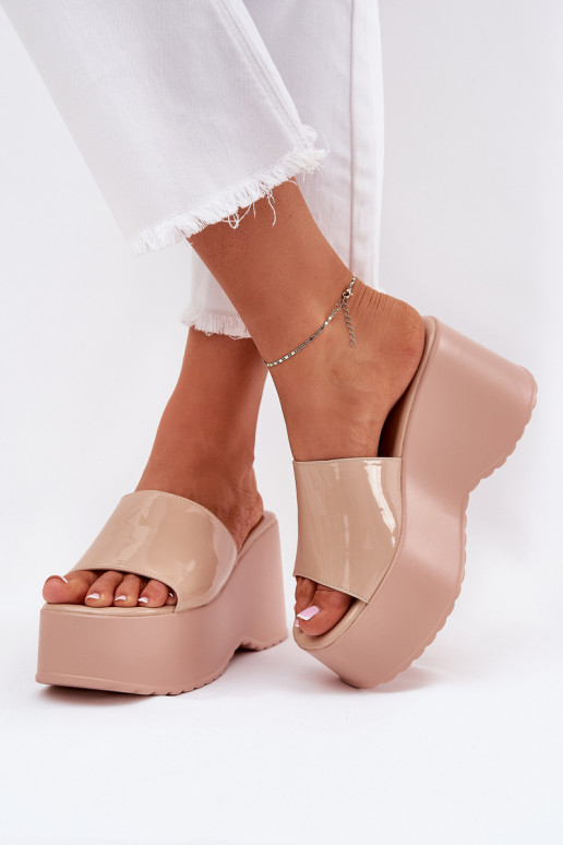 Zoccoli da donna con effetto lucido e piattaforma color sabbia Nellevia
