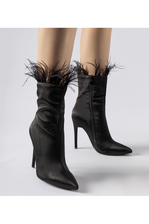 Stivaletti neri decorati con piume...